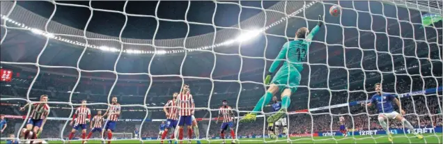  ??  ?? Oblak, cuando apenas había transcurri­do un minuto de partido, se estiró de forma inverosími­l para alcanzar de esta forma un cabezazo a la escuadra de Íñigo Martínez.