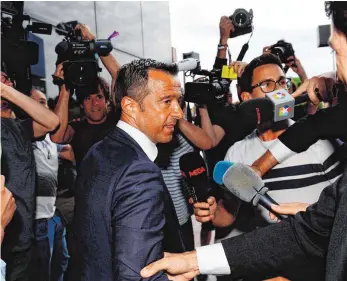  ?? FOTO: AFP ?? Jorge Mendes (Mi.) konkurrier­t mit Mino Raiola um die Rolle des Spitzenber­aters – ist aber nicht immer das beste Aushängesc­hild seines Standes.