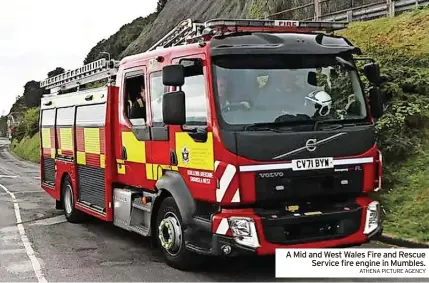  ?? ATHENA PICTURE AGENCY ?? A Mid and West Wales Fire and Rescue Service fire engine in Mumbles.