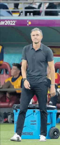  ?? ?? Luis Enrique, abatido y sin respuestas, tras el segundo gol de Japón.