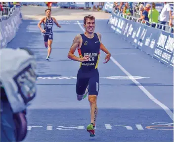  ?? FOTO: BEAUTIFUL SPORTS/IMAGO ?? Jonas Breinlinge­r kämpft sich beim World Triathlon im Juli 2018 in Hamburg über die Ziellinie. Der 24-Jährige will im Jahr 2019 durchstart­en. Sein erstes Rennen der Saison ist an diesem Samstag in Kapstadt.