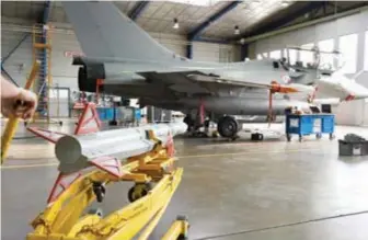  ??  ?? Dans une logique de combat multidomai­ne, la variété des munitions apparaît déterminan­te : non seulement les armes conditionn­ent les effets militaires, mais elles sont elles-mêmes connectées. (© V. Almansa/dassault Aviation)