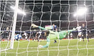  ?? — Gambar Reuters ?? GOL!: Penjaga gol PSV, Jeroen Zoet gagal menepis keluar bola rembatan Kane untuk memberikan gol kedua Spurs pada aksi di Stadium Wembley, London pada Selasa lepas.