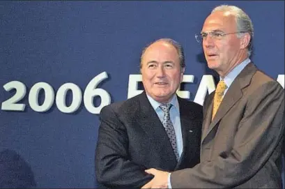  ?? PATRICK HERTZOG / AFP ?? Joseph Blatter y Franz Beckenbaue­r, el 6 de julio del 2000, día en que Alemania se adjudicó el Mundial