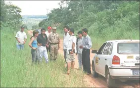  ??  ?? El lugar donde fue ultimado hace 16 años el periodista Salvador Medina. En la foto, aparece su hermano Pablo Medina (con una agenda).