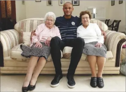  ??  ?? Vera Cohen (left) and sister Olga with Vincent Kompany during the Manchester City captain’s surprise visit