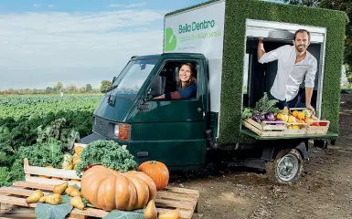  ?? (foto Giacomo Maestri) ?? Nei campi Camilla Archi e Luca Bolognesi, con l’Ape Car con cui rivendono frutta e verdura ammaccata