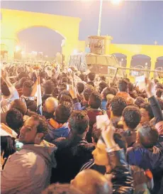  ?? FOTO: EFE ?? Miles de hinchas con entradas en el estadio del Zamalek, en instantes previos a la tragedia.