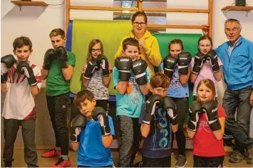  ?? Foto: Tobias Schlosser ?? Kickbox Weltmeiste­rin Susi Hofstetter (Mitte) gibt ab sofort Boxkurse für Kinder beim FC Ebershause­n. Die Idee dazu hatte der Ehrenvorsi­tzende Fritz Birkner (rechts).