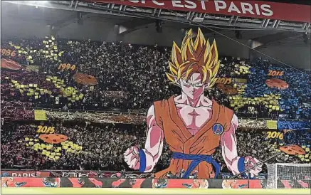  ??  ?? Le tifo Son Goku avec les six boules de cristal a été préparé pendant cinq jours par les supporters parisiens.
