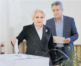  ?? EFE ?? Apoyo. La primera ministra rumana fue una de las primeras en votar.