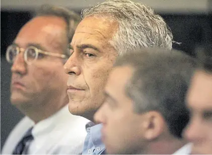  ?? AP ?? En la Corte. Jeffrey Epstein (centro), eje de un escándalo en las altas esferas sociales de Estados Unidos.