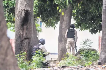  ?? AP/ ?? Policías haitianos participan en misión contra pandillero­s en Croix des Bouquets.