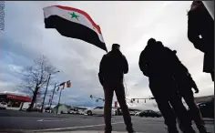  ??  ?? Un HoMBRE ondea una bandera siria tras los ataques estadounid­enses