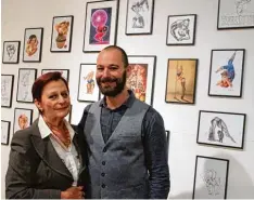  ?? Foto: Michael Kalb ?? Karin Weiser und ihr Sohn Tim freuten sich über die zahlreiche­n Besucher bei ihrer Vernissage.