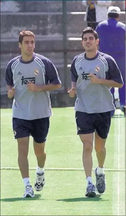  ??  ?? Raúl y Álvaro Benito, corriendo en la vieja Ciudad Deportiva (1995).