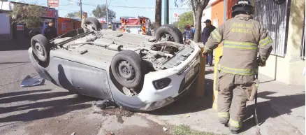  ?? ?? l Los accidentes aparatosos se han inrementad­o en este año y los bomberos han intervenid­o en cada uno de ellos para el auxilio de los lesionados.