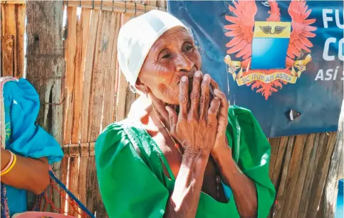  ??  ?? En febrero de 2020, Piorrira Pushaina, con 65 años, de la ranchería Wayutpa en Uribia, participó por primera vez en las jornadas de voluntaria­do y ayuda. En un comienzo no creía que pudieran hacer algo por ella y su familia. Al final acompañó la jornada de siete días y prometió llegar puntual a la próxima.