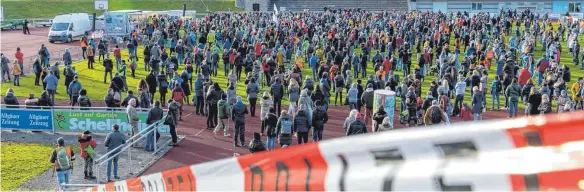  ?? FOTO: RALF LIENERT ?? Im November hatten im Illerstadi­on in Kempten um die 1200 Menschen gegen Corona-regeln protestier­t.