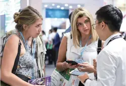  ??  ?? Buyers talk with an exhibitor at last year’s China Import and Export Fair in Guangzhou, Guangdong Province. — Xinhua