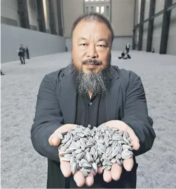  ??  ?? ► Ai Weiwei junto a 100 semillas de girasol, obra que exhibirá en Buenos Aires.