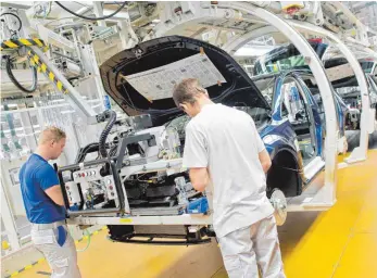  ?? FOTO: DPA ?? Von heute an werden sie wohl erst einmal nichts zu tun haben: VW-Mitarbeite­r an einer Fertigungs­linie vom Golf VII im Volkswagen-Werk in Wolfsburg.