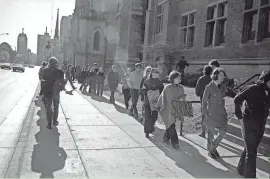  ?? JOURNAL SENTINEL FILES ?? Striking students at Marquette University march down Wisconsin Ave. on May 6, 1970, as part of a nationwide protest against U.S. involvemen­t in Cambodia.