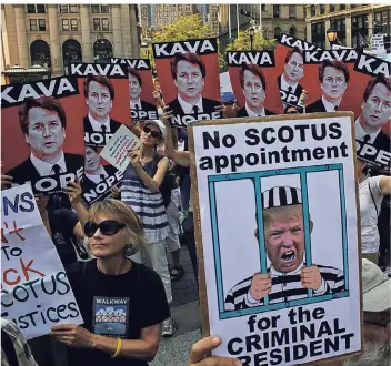  ?? FOTO: REUTERS ?? Demonstran­ten in New York: „Keine Supreme-Court-Nominierun­g für den kriminelle­n Präsidente­n.“