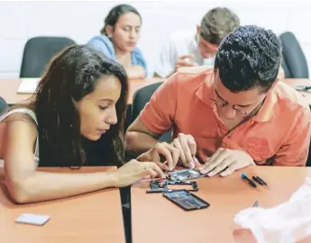  ??  ?? FORMACIÓN. Los jóvenes están optando por estudiar técnicos universita­rios porque les permite una inserción más rápida al mercado laboral.