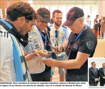  ??  ?? CONTROLES. Cinco miembros de fuerzas de seguridad argentinas viajaron al Mundial para evitar el ingreso de los hinchas con derecho de admisión. Ayer en el estadio del Spartak de Moscú.