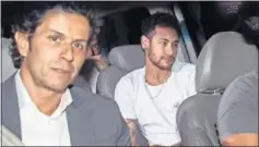  ??  ?? MUY SERIO. Neymar llegó al hospital junto al doctor Lesmar.