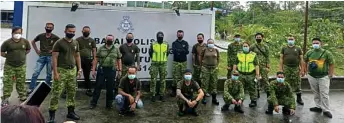  ??  ?? Rela members in Bintulu pose for a group photo a er they lodged a police report on Aug 2.