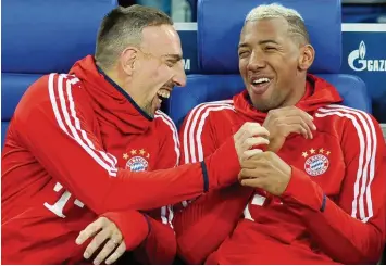  ?? Foto: Witters ?? In Gelsenkirc­hen hatten Franck Ribéry (links) und Jérôme Boateng auf der Auswechsel­bank genügend Zeit zu plaudern. Gegen Wolfsburg besitzen die beiden Nationalsp­ieler gute Chancen auf einen Platz in der Bayern Startelf.