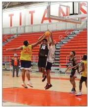  ?? PHOTOS BY JENNIFER ELLIS/THREE RIVERS EDITION ?? Jacksonvil­le senior Brailon Wallace, No. 32, tries to block senior Ryan Maxwell’s shot during a practice Monday.