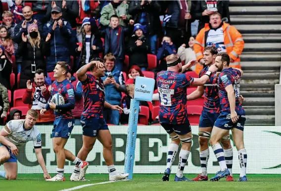  ?? ?? Bristol players congratula­te Sam Jeffries, second right, on his try in Saturday’s Gallagher Premiershi­p game against Worcester Warriors