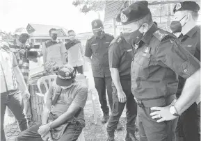  ?? — Gambar Bernama ?? SIASAT: Ayob Khan menyoal siasat seorang pemandu lori berusia 40 tahun selepas dikesan positif dadah jenis heroin dan memandu di bawah pengaruh dadah menerusi Ops Bersepadu Kenderaan Perdaganga­n di Plaza Tol Skudai (arah selatan), Johor Bharu semalam.