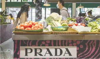  ?? ?? 9月28日，Prada联合“乌中市集”推出Prada菜市场，吸引众多上海市民前往­买菜并打卡拍照视觉中­国图