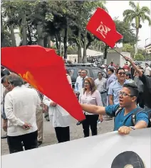  ??  ?? Opositores. Otro grupo de maestros pedía la salida de Galo Salcedo.