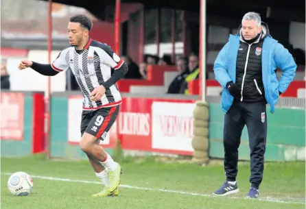  ?? PICTURES: Simon Howe ?? Freddie Hinds is watched from the touchline by boss Jerry Gill