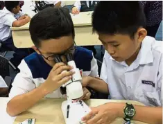  ??  ?? Pupils were taught to use the microscope­s at the university’s campus.
