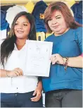  ??  ?? La jóven Ana Barahona recibe diploma de Jazmín Quiroz.