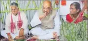  ?? PTI FILE ?? BJP chief Amit Shah (centre) had lunch at Raju and Gita Mahali’s house during his ‘Booth Sampark’ programme in Naxalbari.