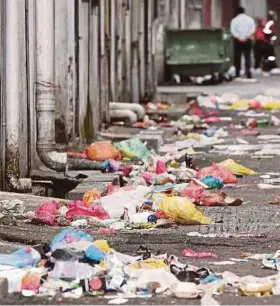  ??  ?? The filthy condition in the back alleys of shophouses in Kuala Lumpur is almost a daily affair.