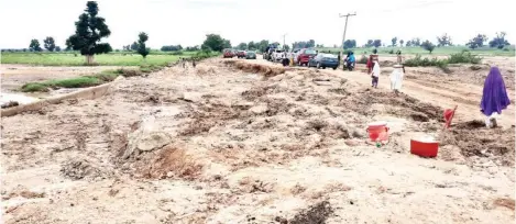  ??  ?? Vehicles manourveri­ng on the failed part of the Gombe-Potiskum highway