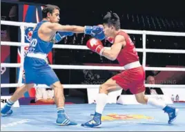  ??  ?? India’s Amit Panghal (L) defeated Filipino Carlo Paalam 4-1 to enter the 52kg semi-finals at the World Boxing Championsh­ips in Ekaterinbu­rg, Russia. HT PHOTO