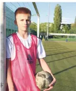  ?? FOTO: DPA ?? Benjamin Hoffmann steht beim DFB-Stützpunkt in Köpenick auf dem Platz.