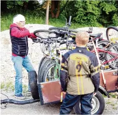  ??  ?? Bernd Müller präsentier­t aufgehübsc­hte Fahrräder.