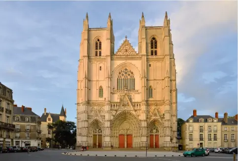  ??  ?? La cathédrale Saint-Pierreet-Saint-Paul de Nantes a subi le deuxième incendie de son histoire, le 18 juillet dernier. Il est encore trop tôt pour avancer la durée du chantier de reconstruc­tion et une évaluation du coût de ce joyau gothique édifié à partir du siècle.