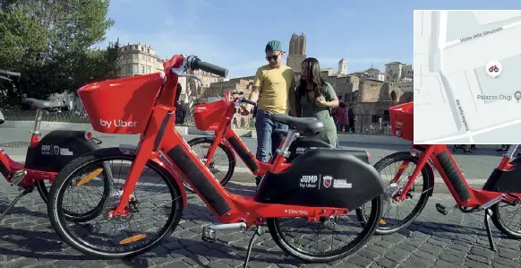  ?? (foto Benvegnù) ?? Da affittare
Qui sopra la geolocaliz­zazione di una delle bici Jump di Uber parcheggia­ta nel cortile di Palazzo Chigi. A sinistra le bici in via dei Fori Imperiali