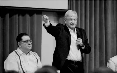  ??  ?? Obrador se reunió con 32 delegados estatales y 264 delegados regionales de programas sociales/CORTESÍA